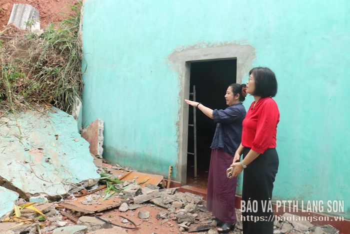 Lãnh đạo UBND phường Kỳ Lừa kiểm tra tình hình sạt lở đất tại gia đình ông Lưu Hải Chương, khối Cổ Lương