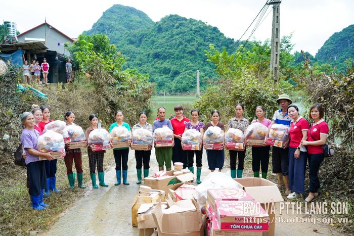 Lãnh đạo Hội Chữ thập đỏ tỉnh cùng thành viên CLB Giọt hồng trao ước mơ trao tặng quà đến người dân xã Tân Đoàn