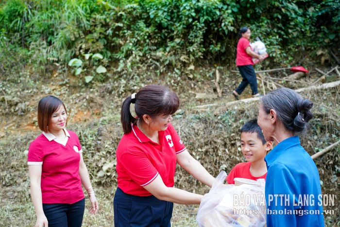 Lãnh đạo Hội Chữ thập đỏ tỉnh cùng thành viên CLB Giọt hồng trao ước mơ thăm hỏi, động viên, tặng quà người dân