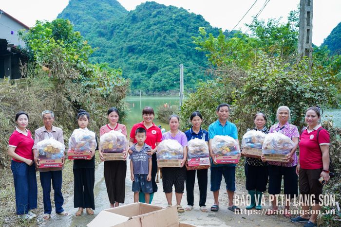Lãnh đạo Hội Chữ thập đỏ tỉnh cùng thành viên CLB Giọt hồng trao ước mơ trao tặng quà đến người dân xã Tân Đoàn