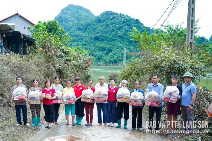 Lãnh đạo Hội Chữ thập đỏ tỉnh cùng thành viên CLB Giọt hồng trao ước mơ trao tặng quà đến người dân xã Tân Đoàn