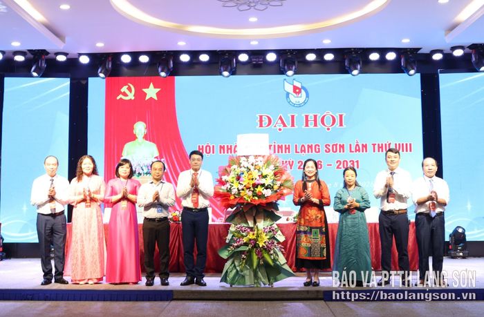 Đại diện Ban Chấp hành Hội Nhà báo Việt Nam tặng hoa chúc mừng đại hội