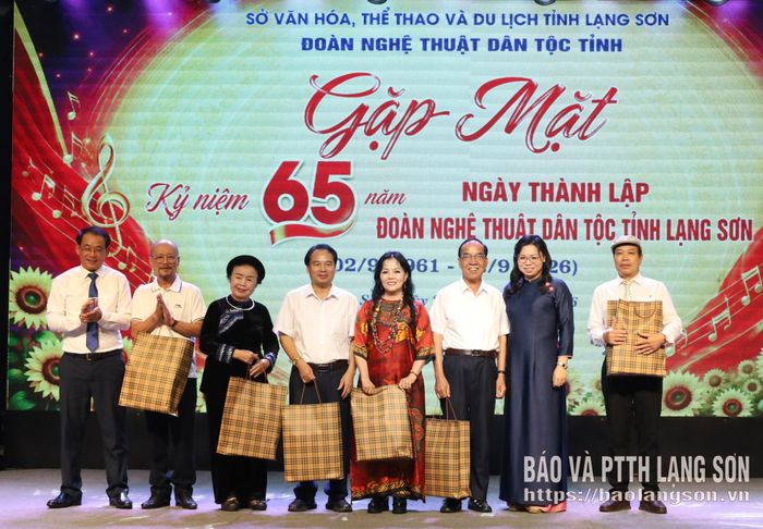 Các đồng chí nguyên lãnh đạo đoàn nhận quà tri ân