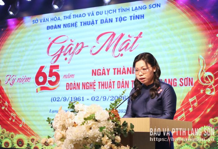 Đồng chí Trưởng Đoàn Nghệ thuật Dân tộc tỉnh đọc diễn văn ôn lại truyền thống