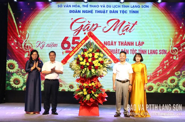 Đồng chí Đoàn Thanh Sơn, Phó Chủ tịch UBND tỉnh tặng hoa chúc mừng Đoàn Nghệ thuật Dân tộc tỉnh