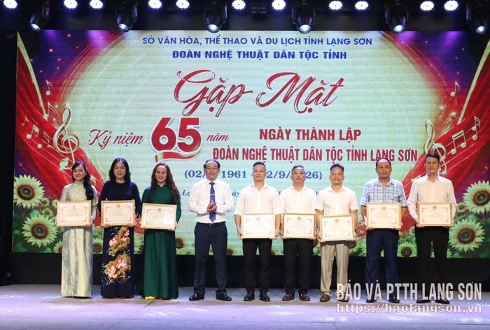 Đồng chí Giám đốc Sở Văn hóa, Thể thao và Du lịch trao giấy khen cho các cá nhân có thành tích xuất sắc trong phong trào thi đua lập thành tích chào mừng 65 năm Ngày thành lập Đoàn Nghệ thuật Dân tộc tỉnh 