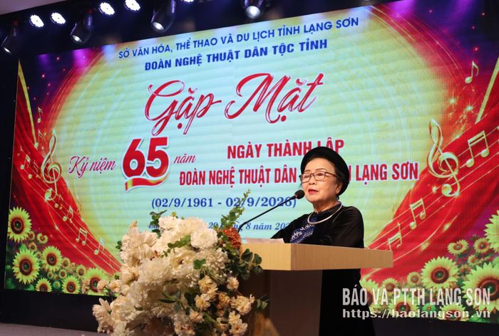 Nghệ sĩ Nhân dân Triệu Thủy Tiên, nguyên Trưởng Đoàn Nghệ thuật Dân tộc tỉnh phát biểu trong chương trình gặp mặt