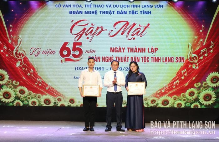 Đồng chí Giám đốc Sở Văn hóa, Thể thao và Du lịch trao giấy khen cho đại diện các tập thể có thành tích xuất sắc trong phong trào thi đua lập thành tích chào mừng 65 năm Ngày thành lập Đoàn Nghệ thuật Dân tộc tỉnh 
