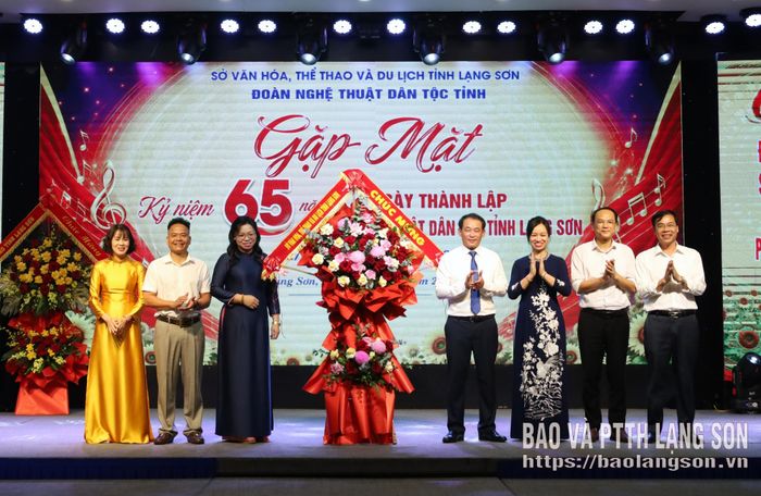 Các đồng chí lãnh đạo Sở Văn hóa, Thể thao và Du lịch tỉnh tặng hoa chúc mừng Đoàn Nghệ thuật Dân tộc tỉnh