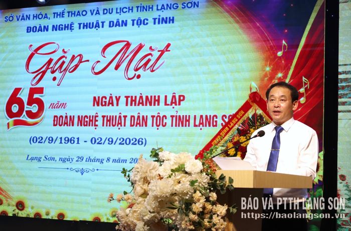 Đồng chí Giám đốc Sở Văn hóa, Thể thao và Du lịch tỉnh phát biểu trong chương trình