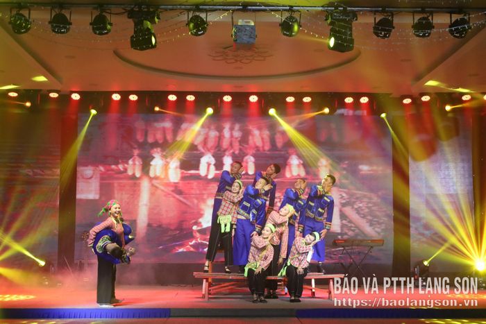 Tiết mục văn nghệ chào mừng chương trình gặp mặt