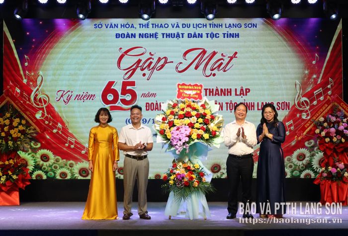 Đồng chí Nguyễn Đặng Ân, Phó Trưởng đoàn Chuyên trách Đoàn Đại biểu Quốc hội tỉnh tặng hoa chúc mừng Đoàn Nghệ thuật Dân tộc tỉnh