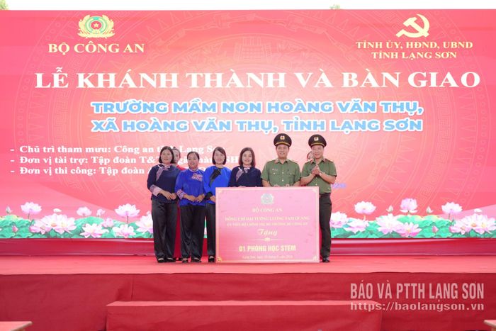 Lãnh đạo Bộ Công an và Công an tỉnh trao biểu trưng tặng 1 phòng học STEM cho Trường Mầm non Hoàng Văn Thụ 