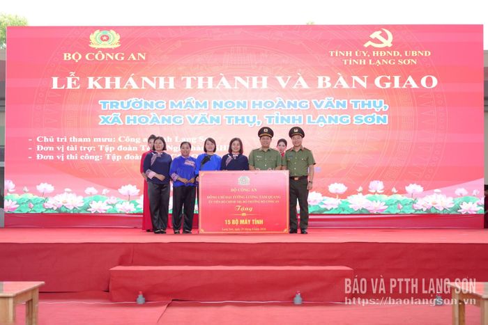 Lãnh đạo Bộ Công an và Công an tỉnh trao biểu trưng tặng 15 bộ máy tính cho Trường Mầm non Hoàng Văn Thụ 