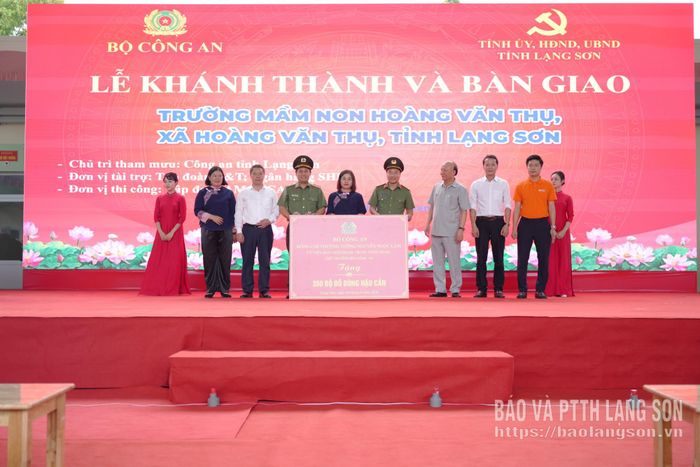 Lãnh đạo Bộ Công an và Công an tỉnh trao biểu trưng tặng 350 bộ đồ dùng hậu cần cho Trường Mầm non Hoàng Văn Thụ 