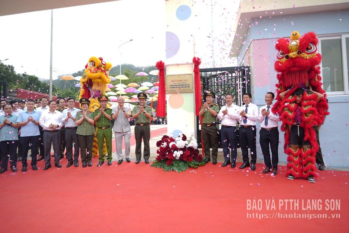 Các đại biểu thực hiện nghi thức gắn biển công trình