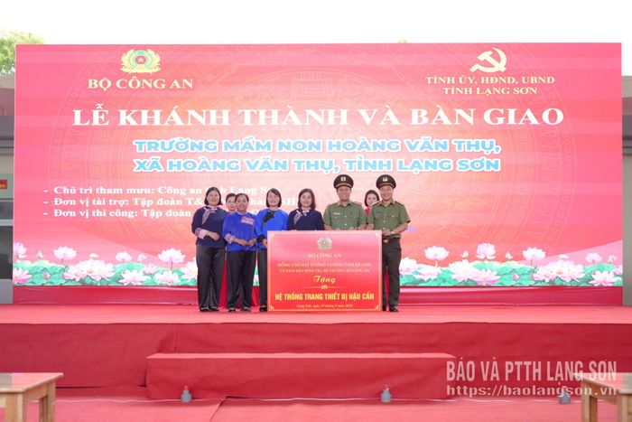 Lãnh đạo Bộ Công an và Công an tỉnh trao biểu trưng tặng hệ thống trang thiết bị hậu cần cho Trường Mầm non Hoàng Văn Thụ 