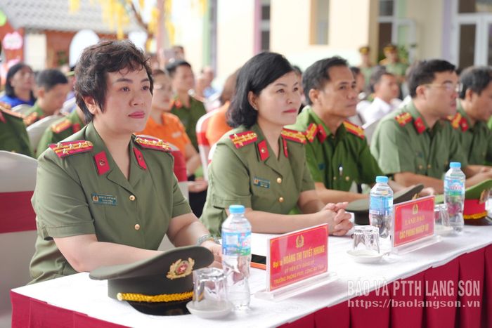 Các đại biểu dự lễ khánh thành và bàn giao công trình Trường Mầm non Hoàng Văn Thụ