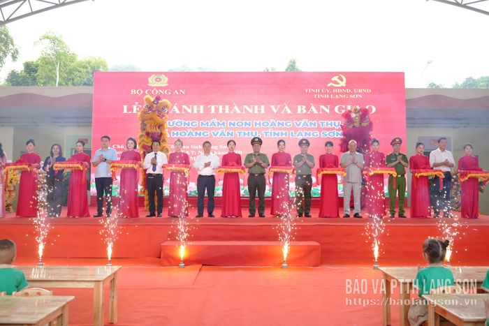 Các đại biểu thực hiện nghi thức cắt băng khánh thành