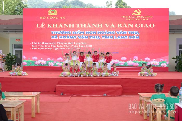 Tiết mục văn nghệ do trẻ Trường Mầm non Hoàng Văn Thụ biểu diễn