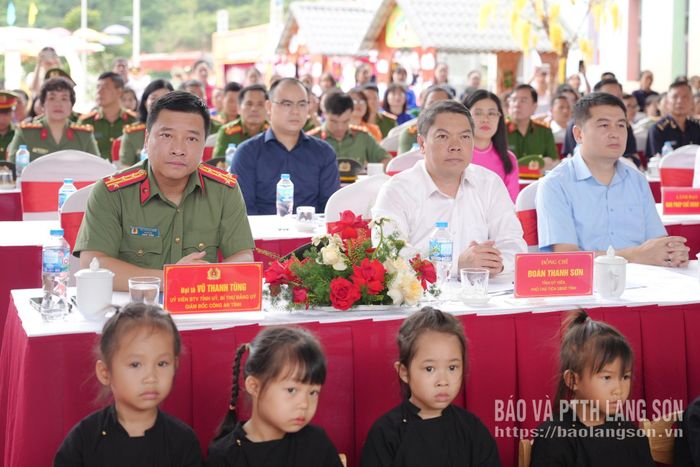 Các đại biểu dự lễ khánh thành và bàn giao công trình Trường Mầm non Hoàng Văn Thụ