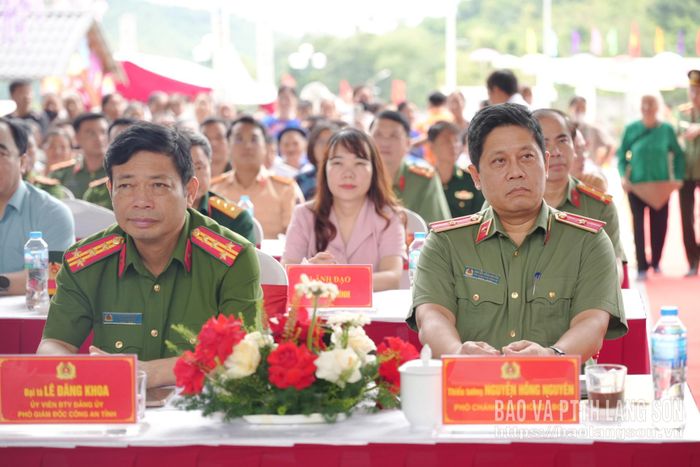 Các đại biểu dự lễ khánh thành và bàn giao công trình Trường Mầm non Hoàng Văn Thụ