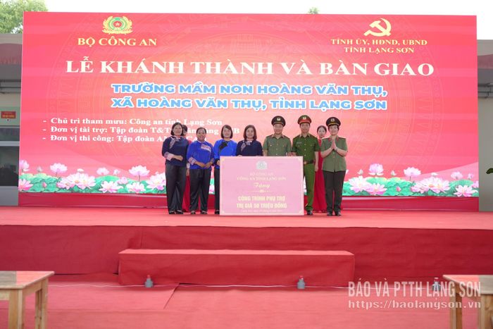 Lãnh đạo Công an tỉnh trao biểu trưng tặng công trình phụ trợ cho Trường Mầm non Hoàng Văn Thụ 