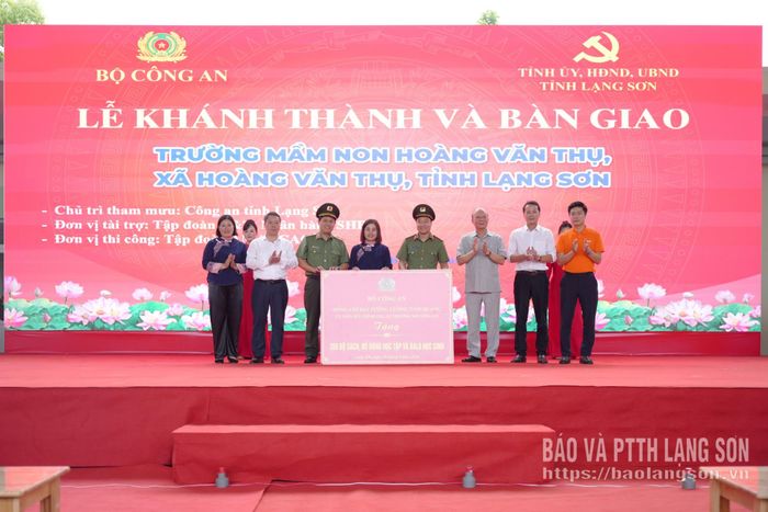 Lãnh đạo Bộ Công an và Công an tỉnh trao biểu trưng tặng 350 bộ sách, đồ dùng học tập và ba lô học sinh cho Trường Mầm non Hoàng Văn Thụ 