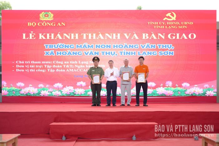 Đồng chí Đoàn Thanh Sơn, Phó Chủ tịch UBND tỉnh trao thư cảm ơn đến lãnh đạo Bộ Công an và các nhà tài trợ