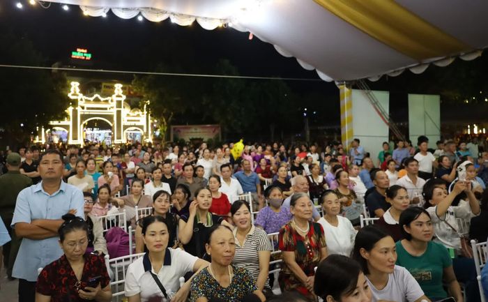 Đông đảo khán giả và du khách theo dõi chương trình.