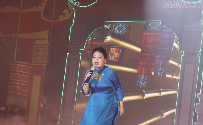Ca sĩ Anh Thơ thể hiện ca khúc "Chiếc khăn piêu" .