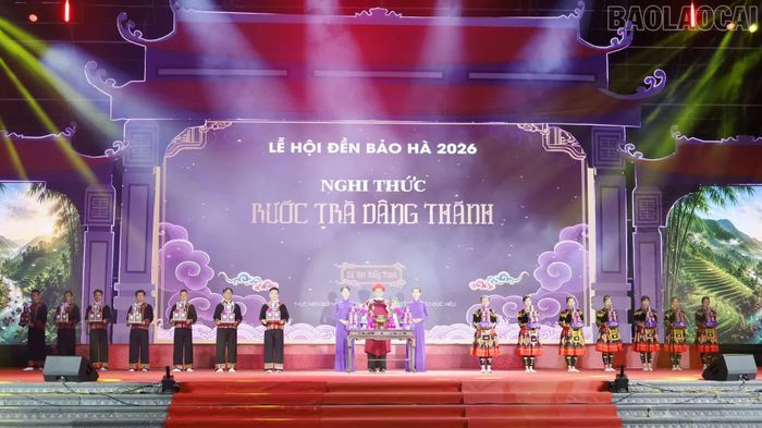 Nghi thức “Rước trà dâng thánh” diễn ra trang nghiêm.