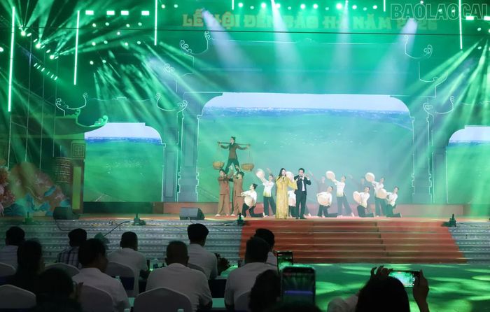 Nhiều tiết mục đặc sắc để lại ấn tượng trong lòng du khách.