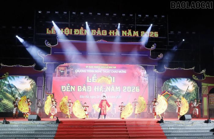 Tiết mục hát văn Quan Hoàng Bảy Bảo Hà.
