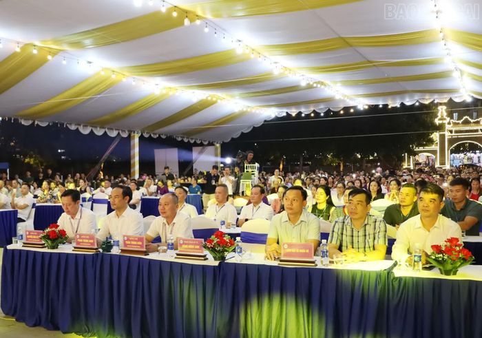 Các đại biểu tham dự Chương trình nghệ thuật đặc sắc với chủ đề “Bảo Hà - Linh thiêng và khát vọng”.