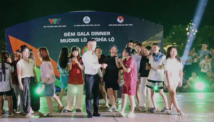Màn giao lưu giới thiệu các đội bóng.