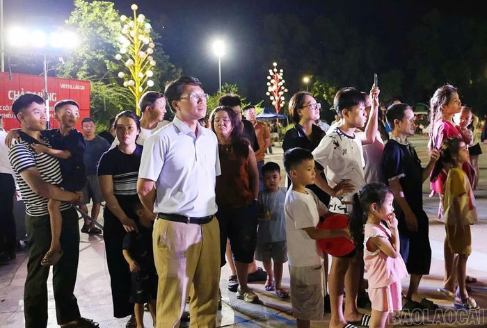 Lãnh đạo phường Nghĩa Lộ có mặt tham gia gala cùng các đội bóng.