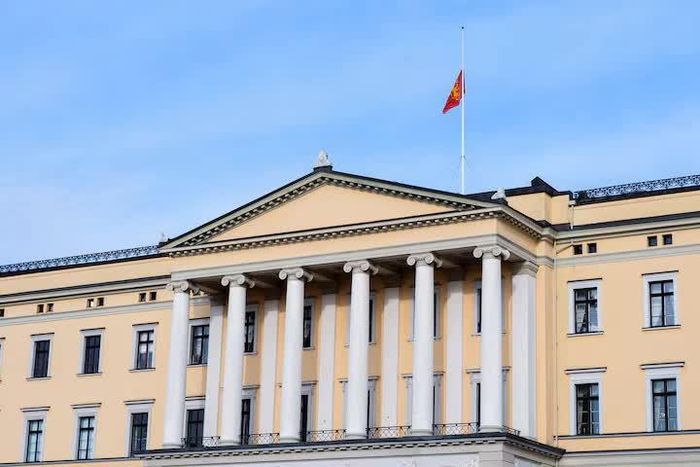Oslo, ngày 28 tháng 8 năm 2026. Lá cờ hoàng gia tại Cung điện được treo rủ sau khi Quốc vương Harald V băng hà, tại Oslo, Na Uy. Ảnh: Lise Aserud/NTB/via REUTERS.