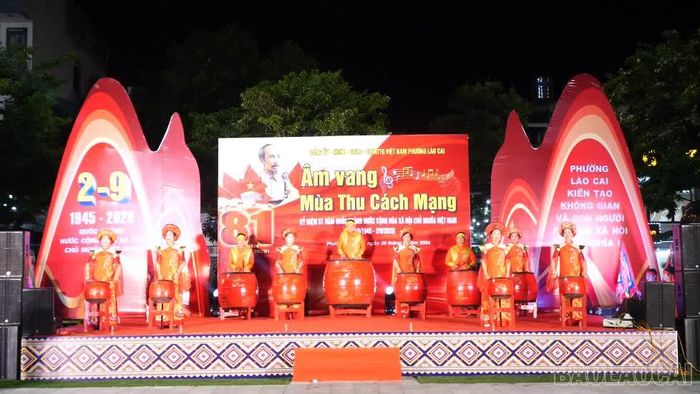 Màn trống hội “Hào khí Thăng Long” mở đầu chương trình.