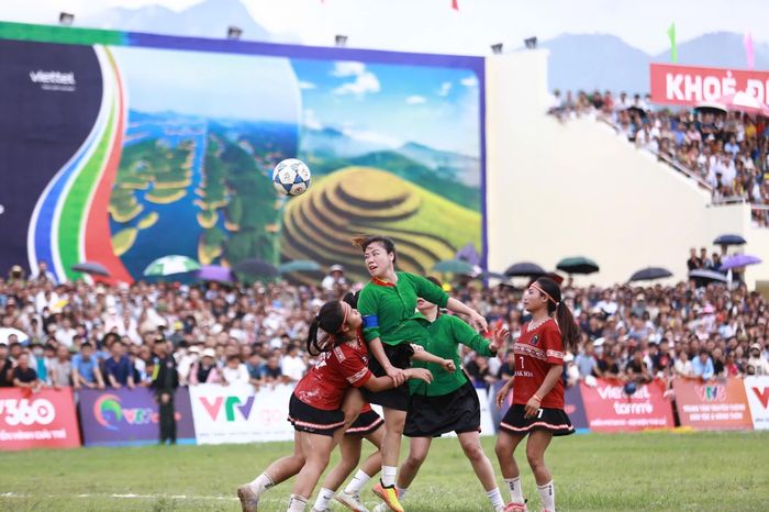 Pha đánh đầu cận của Bùi Thị Hồng, giúp Lục Yên vươn lên dẫn trước 2-1.Ảnh: BTC cung cấp