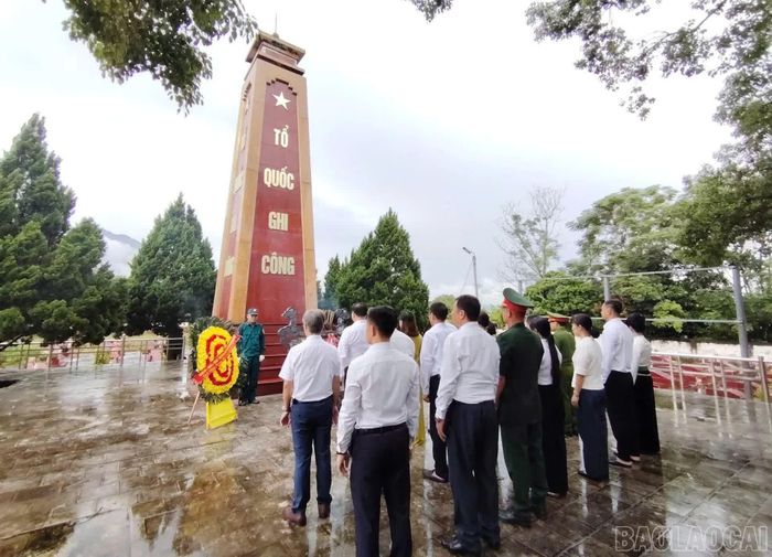 Cán bộ, đảng viên và Nhân dân phường Trung Tâm dâng hương, tưởng niệm các anh hùng liệt sĩ tại Nghĩa trang liệt sĩ Thái Lão.