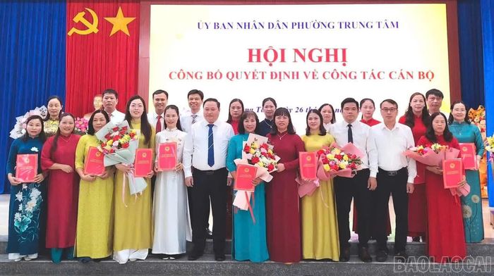 Lãnh đạo phường Trung Tâm chúc mừng lãnh đạo các đơn vị trường nhận quyết định bổ nhiệm sau sắp xếp trường học.