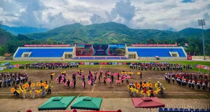 Nhân dân phường Trung Tâm tham gia các hoạt động quảng bá văn hóa địa phương trong khuôn khổ Giải Bóng đá nữ các dân tộc thiểu số Việt Nam - VTV Cup lần thứ I, năm 2026.