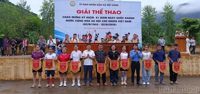 Ban tổ chức tặng cờ lưu niệm cho các đội tham gia giải.