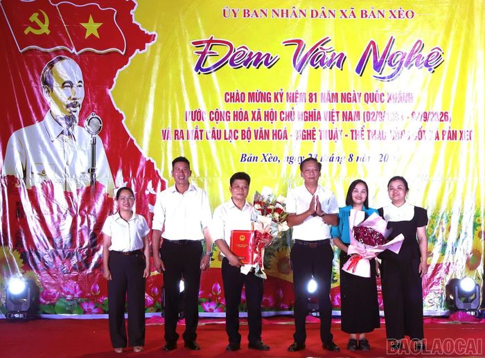 Chủ tịch UBND xã Nguyễn Việt Cường trao quyết định thành lập Câu lạc bộ cho Ban chủ nhiệm.