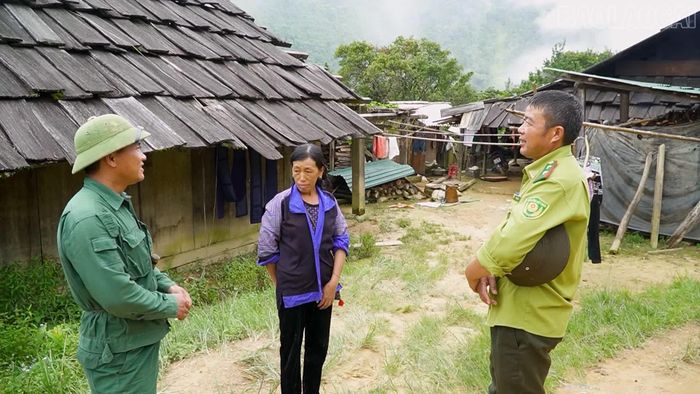 Bí thư Chi bộ Sùng A Cớ và cán bộ kiểm lâm tuyên truyền, nhắc nhở người dân nâng cao ý thức bảo vệ rừng.