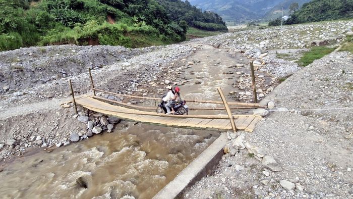 Mỗi ngày có hàng trăm lượt người dân và học sinh phải qua suối Nà Lặc đến trung tâm xã Trịnh Tường.