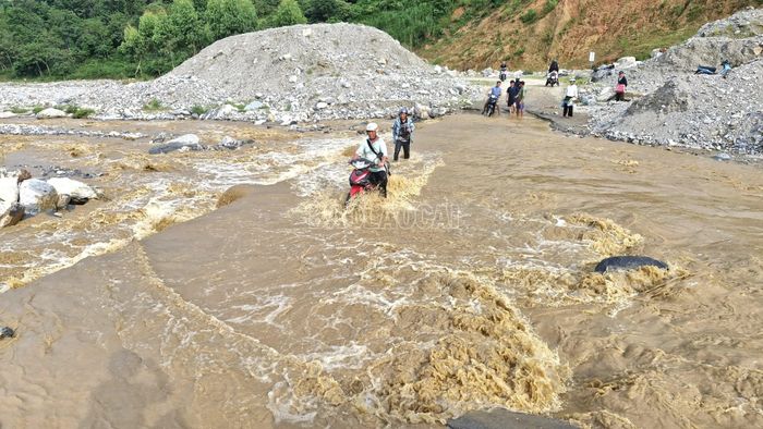 Đầu tư xây dựng cầu qua suối Nà Lặc là việc làm cấp thiết, cần sớm triển khai để bảo đảm an toàn tính mạng cho người dân.