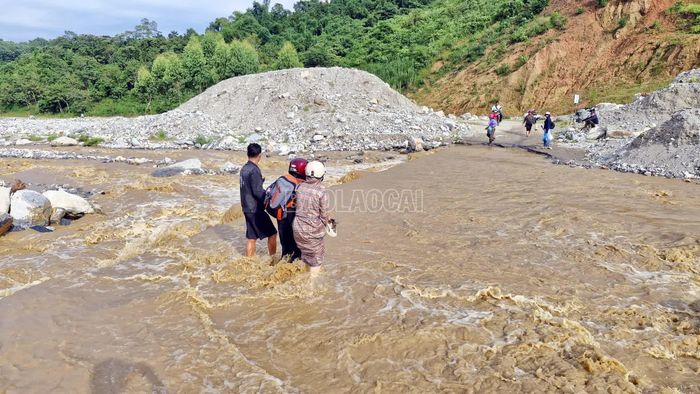 Vào ngày mưa, việc đưa học sinh qua suối Nà Lặc đến trường gặp nhiều khó khăn, nguy hiểm.