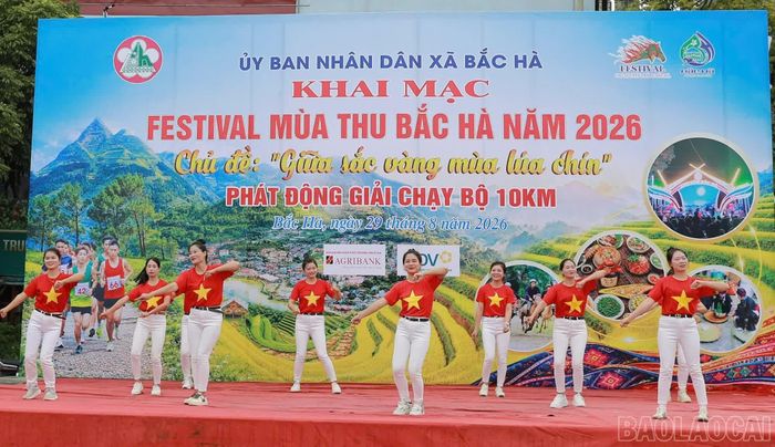 Xen kẽ là các tiết mục ca ngợi tình yêu quê hương, đất nước.